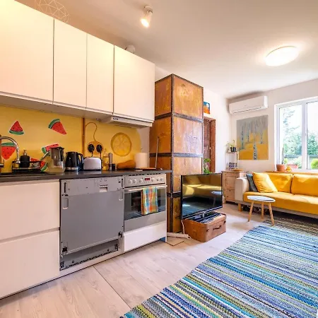 Artsy 2 Bedroom Next To Old Town With Garden And Parking 아파트 *